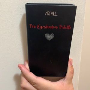 Eye shadow pallet